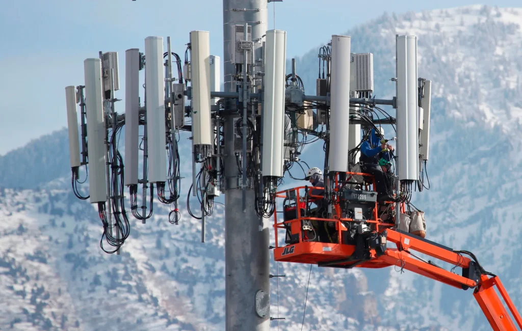 Who Builds 5G Towers in the US