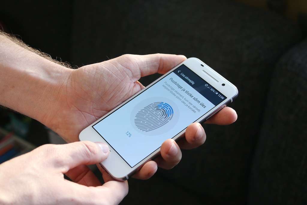 How to use an Android device id as a fingerprint?